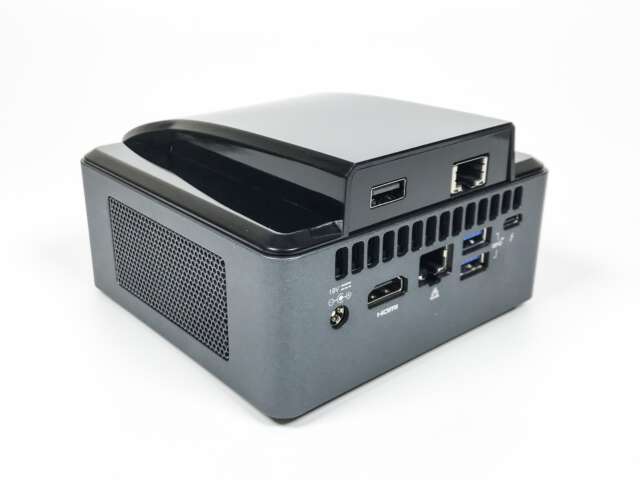 نقد و بررسی کامپیوتر کوچک اینتل NUC8i3BEH